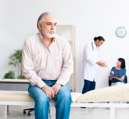 Obraz premium Old couple visiting young male doctor