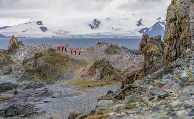 Antarktis Expeditionsteilnehmerbeobachten eine Pinguin Kolonie,  die raue Natur, Eis Gletscher und...