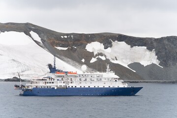 Expeditionsschiff / Kreuzfahrtschiff in der Bucht von auf Half Moon Island / Süd-Shettland-Inseln vor der Antarktis