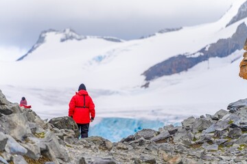 Antarktis Expeditionsteilnehmer schauen auf die raue Natur, Eis Gletscher und Felsformationen bei...