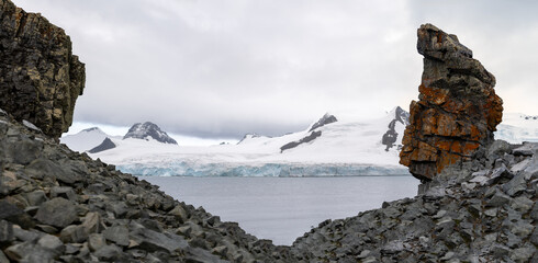 Panorama Foto - raue Natur, Eis Gletscher und Felsformationen bei Half Moon Island  (Punta Pallero) auf den Süd-Shettland-Inseln vor der Antarktis 