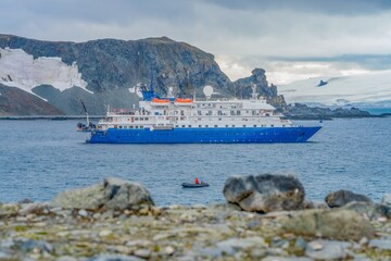 Expeditionsschiff / Kreuzfahrtschiff in der Bucht von auf Half Moon Island / Süd-Shettland-Inseln...