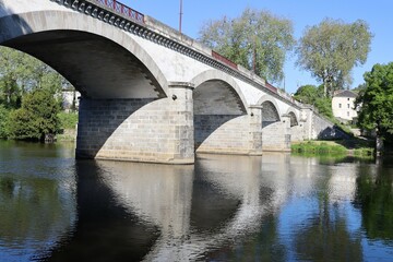 Fototapeta na wymiar Le pont Babaud Laribière, pont sur la Vienne, ville de Confolens, département de la Charente, France