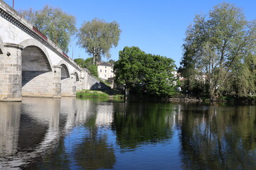 Fototapeta na wymiar Le pont Babaud Laribière, pont sur la Vienne, ville de Confolens, département de la Charente, France