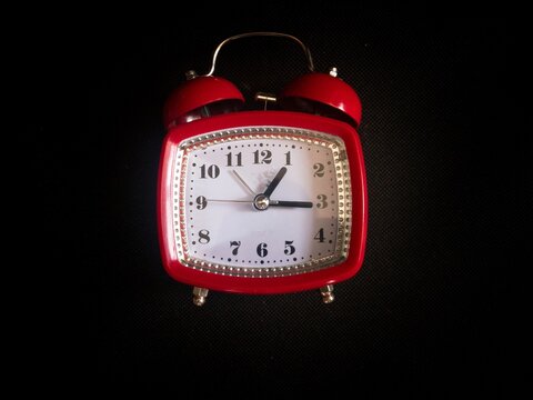 Tempo com Estilo: R&aacute;dio Rel&oacute;gio Vermelho, o Charme Retr&ocirc; da Tecnologia