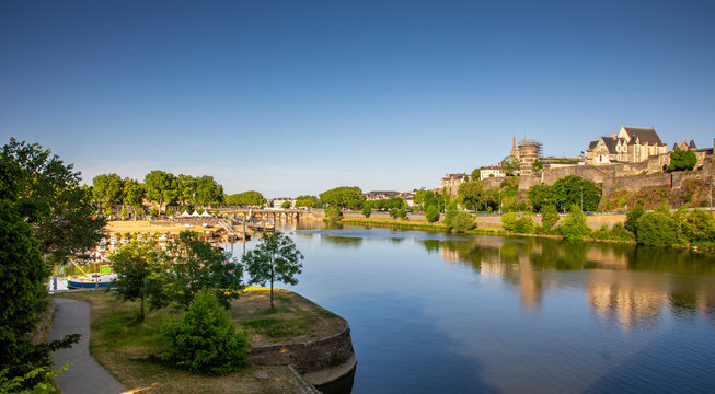Vue panoramique sur le ch&acirc;teau et la ville d'Angers en Anjou, paysage de l'ouest de la France.
