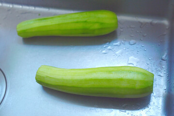 courgettes épluchées dans l'évier