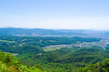 Fototapeta premium 鬼ノ城から臨む吉備津平野、5月撮影