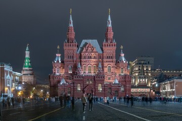 Obraz premium Red Square and Russian state historical museum at night, Moscow