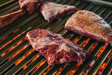 Buenos trozos de carne de res sobre una parrilla de brasas 