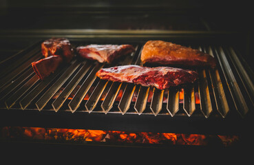 Buenos trozos de carne de res sobre una parrilla de brasas 