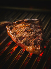 Buenos trozos de carne de res sobre una parrilla de brasas 
