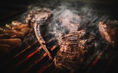 Buenos trozos de carne de res sobre una parrilla de brasas 