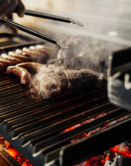 Buenos trozos de carne de res sobre una parrilla de brasas 