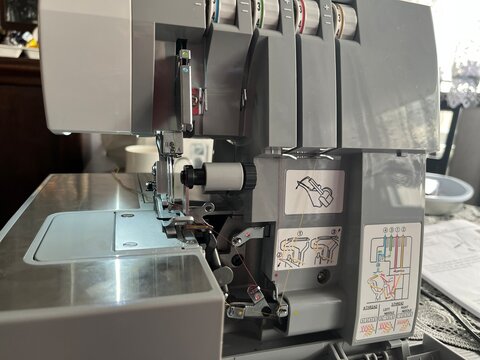 Technology - overlock specialized material sewing machine and its detailed elements