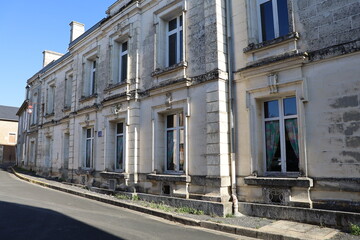 L'ancien hospice Saint Jacques, ancien hopital construit au 19eme siecle, vue de l'extérieur, village de Charroux, département de la Vienne, France