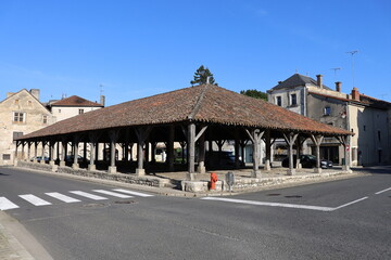 Les halles de Charroux, halle du marché, village de Charroux, département de la Vienne, France