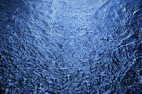 Blaue abstrakte Wasserfläche mit Muster 