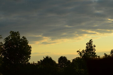Fototapeta na wymiar Niebo, zachód, słońce, chmury, drzewa, wieś