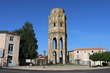 Fototapeta na wymiar La tour Charlemagne, tour de l'ancienne abbaye, village de Charroux, département de la Vienne, France