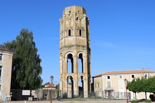 La tour Charlemagne, tour de l'ancienne abbaye, village de Charroux, d&eacute;partement de la Vienne, France