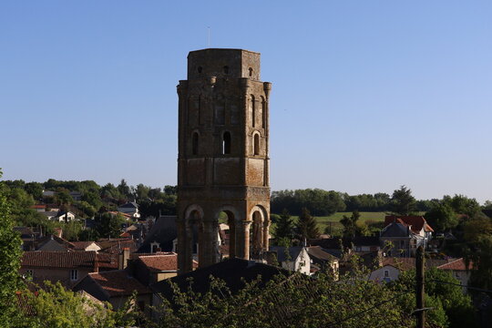 La tour Charlemagne, tour de l'ancienne abbaye, village de Charroux, d&eacute;partement de la Vienne, France