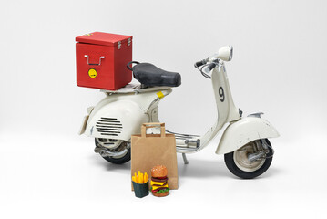 Fototapeta premium scooter miniature de livraison - repas à domicile fast food