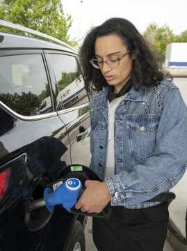 Femme faisant le plein d'&eacute;thanol