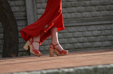 nogi, czerwień, sandały, spodnium. platforma, dziewczyna - obrazy, fototapety, plakaty