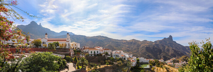 Panoramisch uitzicht op het witte dorp Tejeda en Roque Bentayga op Gran Canaria