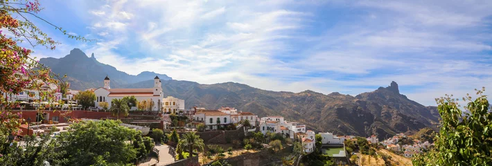 Foto op Plexiglas Canarische Eilanden Panoramisch uitzicht op het witte dorp Tejeda en Roque Bentayga op Gran Canaria