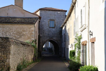Rue typique, village de Charroux, département de la Vienne, France
