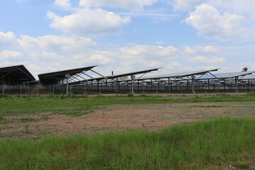 Centrale solaire photovoltaïque dans un champ, département de l'Allier, France