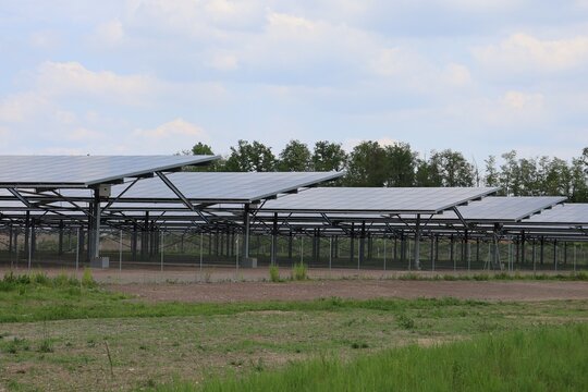 Centrale solaire photovolta&iuml;que dans un champ, d&eacute;partement de l'Allier, France