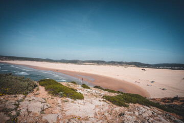 Küstenlandschaft mit Felsen und Meer	