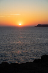 Fototapeta premium mystischer Sonnenuntergang am meer mit einem Küstenabschnitt 
