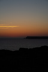mystischer Sonnenuntergang am meer mit einem Küstenabschnitt	