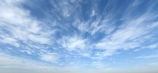 Weiße Wolken vor blauem Himmelshintergrund © Piotr Krzeslak