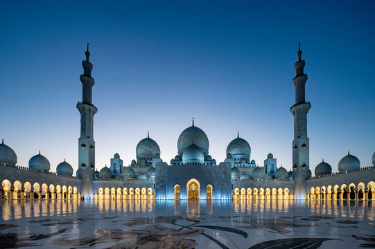 Scheich-Zayid-Moschee in Abu Dhabi in der Blauen Stunde