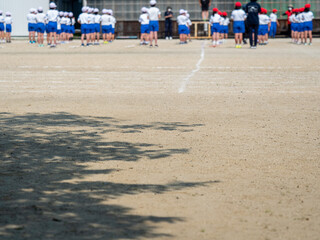 運動会の開会式で整列する子供たち