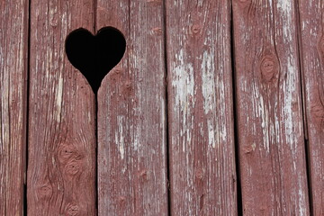 Holztür mir Herz links, Herz in Holzwand, heart in wall