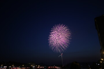 温泉街の花火大会