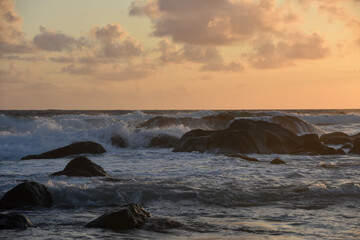 Obraz premium Pastel Dawn Skies Over Stunning Crashing Waves