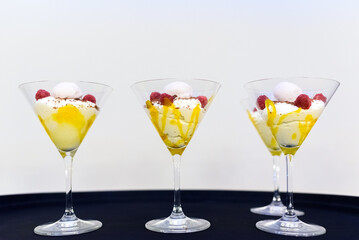 Ice cream cups ready to refresh and sweeten the lives of diners.