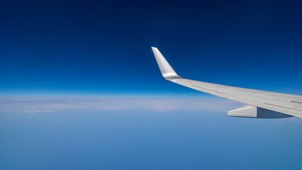 Fototapeta na wymiar 飛行機から見る青空
