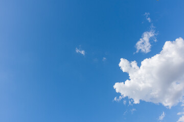 Céu azul forte com poucas nuvens em país tropical