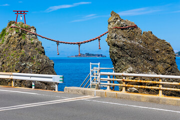長崎県指定天然記念物の夫婦岩と軍艦島