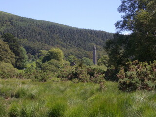 Fototapeta na wymiar Wald, See und Turm in Glendalough