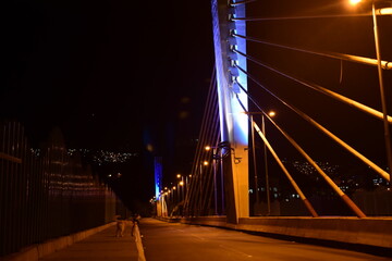 Fototapeta na wymiar Puente iluminado de noche 