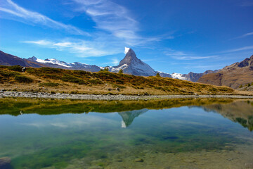 Fototapeta premium スネガパラダイスのライゼー湖に映る逆さマッターホルン